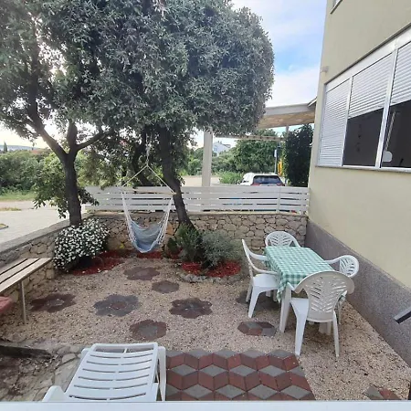 Apartman Mandre דירה